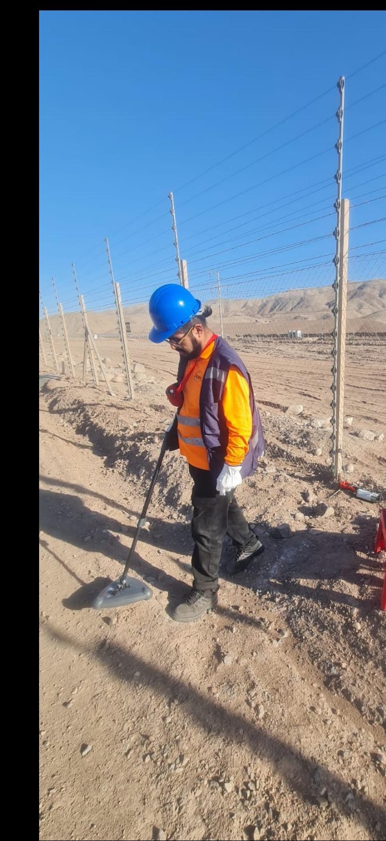Especialista realizando pruebas eléctricas en terreno